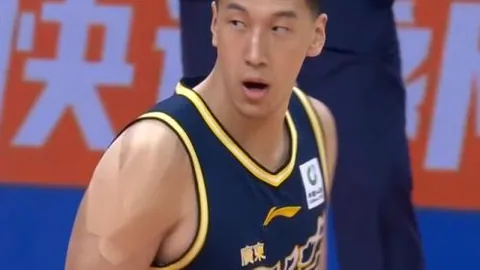 国足挑战日本蓝武士，力图扭转战局，世界杯预选赛不容有失